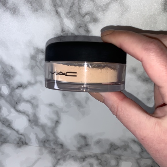 LIGHT Mineralize Foundation Loose Powder MAC Cosmetics - Picture 6 of 11
